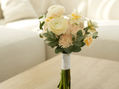 Букет с нарциссами и ранункулюсами