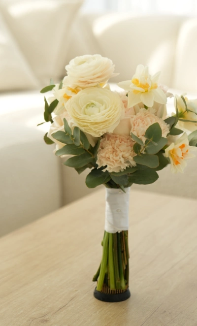 Букет с нарциссами и ранункулюсами