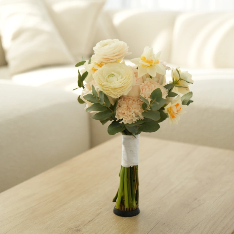 Букет с нарциссами и ранункулюсами