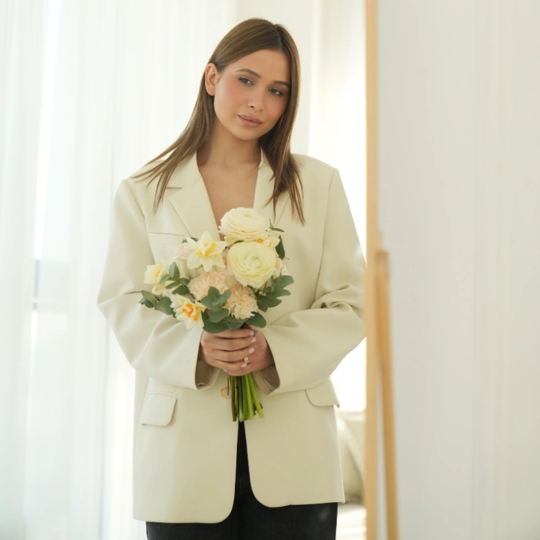 Букет с нарциссами и ранункулюсами