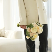 Букет с нарциссами и ранункулюсами 4