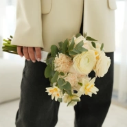 Букет с нарциссами и ранункулюсами 1