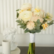 Букет с нарциссами и ранункулюсами 3