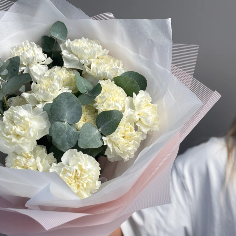 Сортовые диантусы белые с эвкалиптом 