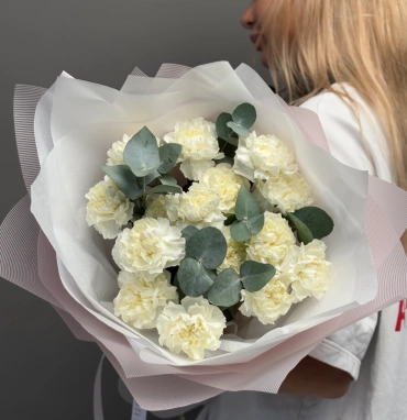 Сортовые диантусы белые с эвкалиптом 