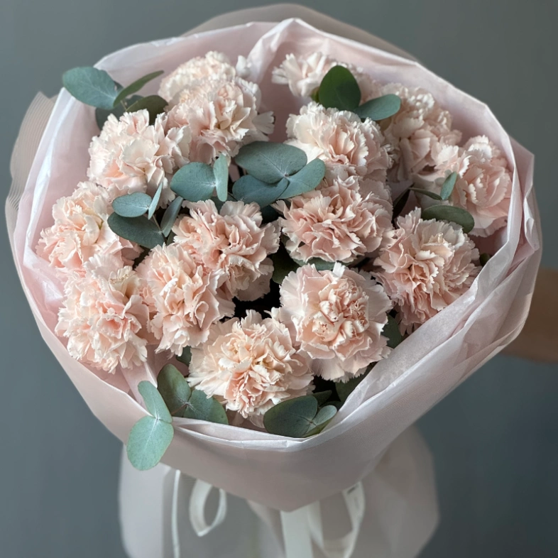 Сортовые кремовые диантусы с эвкалиптом 