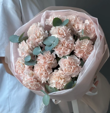 Сортовые кремовые диантусы с эвкалиптом 