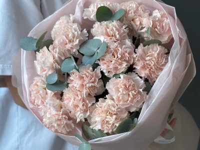 Сортовые кремовые диантусы с эвкалиптом 