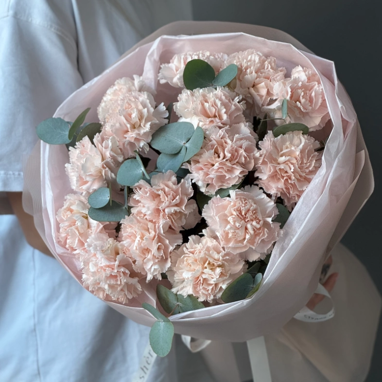 Сортовые кремовые диантусы с эвкалиптом 