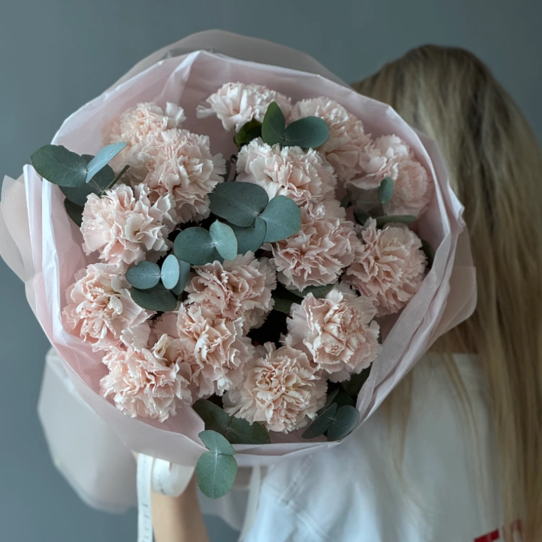 Сортовые кремовые диантусы с эвкалиптом 