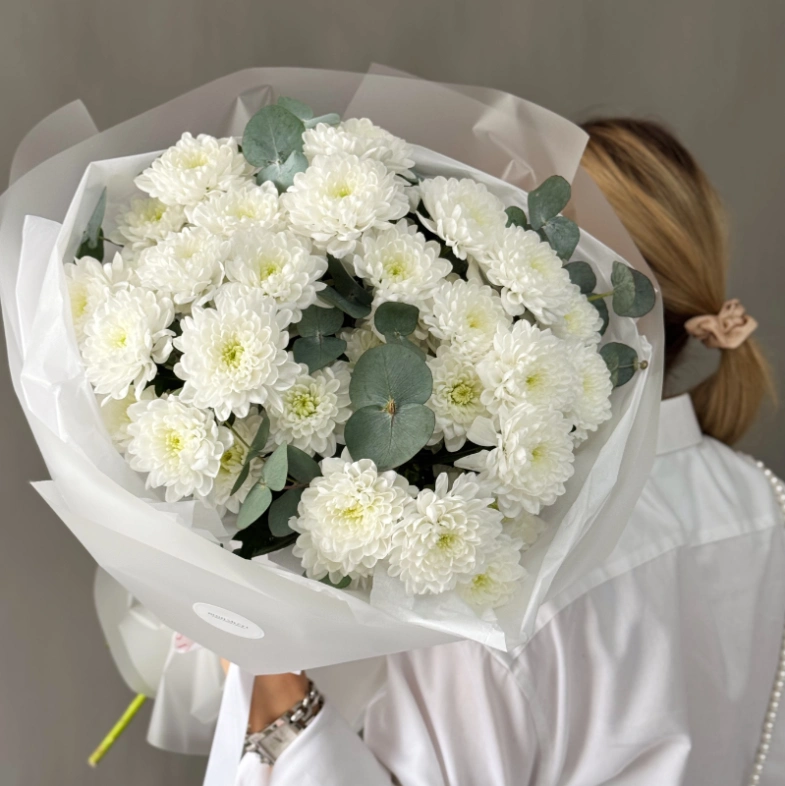 Белоснежные кустовые хризантемы с эвкалиптом