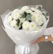 Белоснежные кустовые хризантемы с эвкалиптом 4