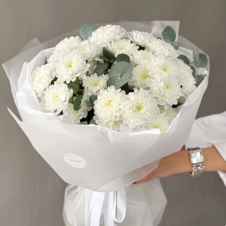 Белоснежные кустовые хризантемы с эвкалиптом