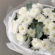 Белоснежные кустовые хризантемы с эвкалиптом 2