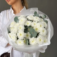 Белоснежные кустовые хризантемы с эвкалиптом 0