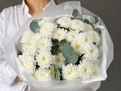 Белоснежные кустовые хризантемы с эвкалиптом