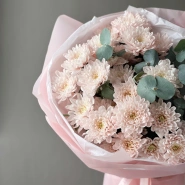 Розовые кустовые хризантемы с эвкалиптом 4