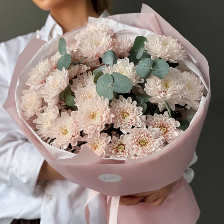 Розовые кустовые хризантемы с эвкалиптом