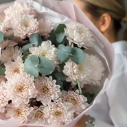 Розовые кустовые хризантемы с эвкалиптом 3