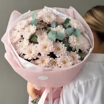 Розовые кустовые хризантемы с эвкалиптом