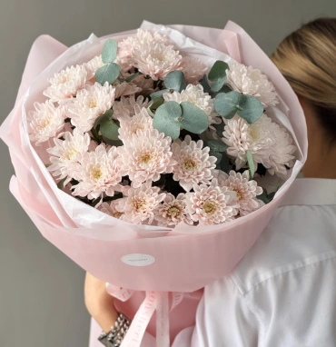 Розовые кустовые хризантемы с эвкалиптом