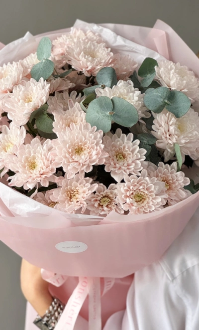 Розовые кустовые хризантемы с эвкалиптом