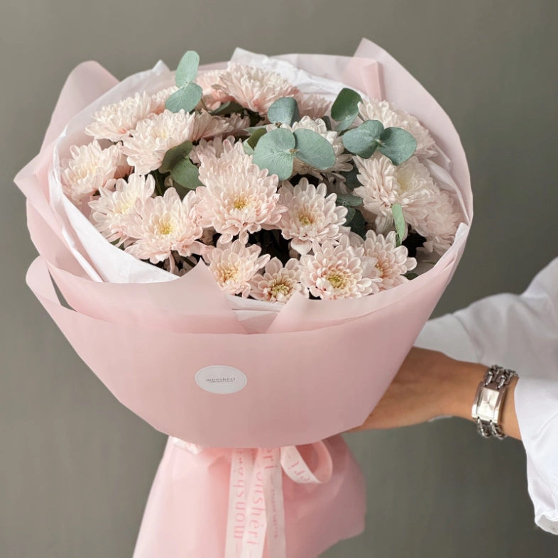 Розовые кустовые хризантемы с эвкалиптом