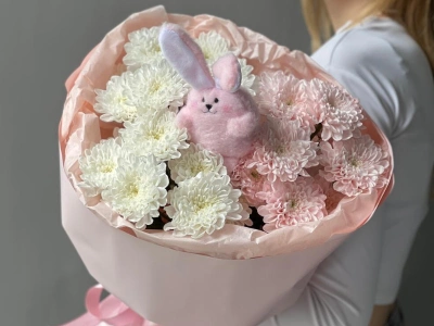 Хризантемы кустовые с зайкой 