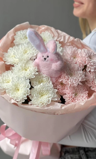 Хризантемы кустовые с зайкой 