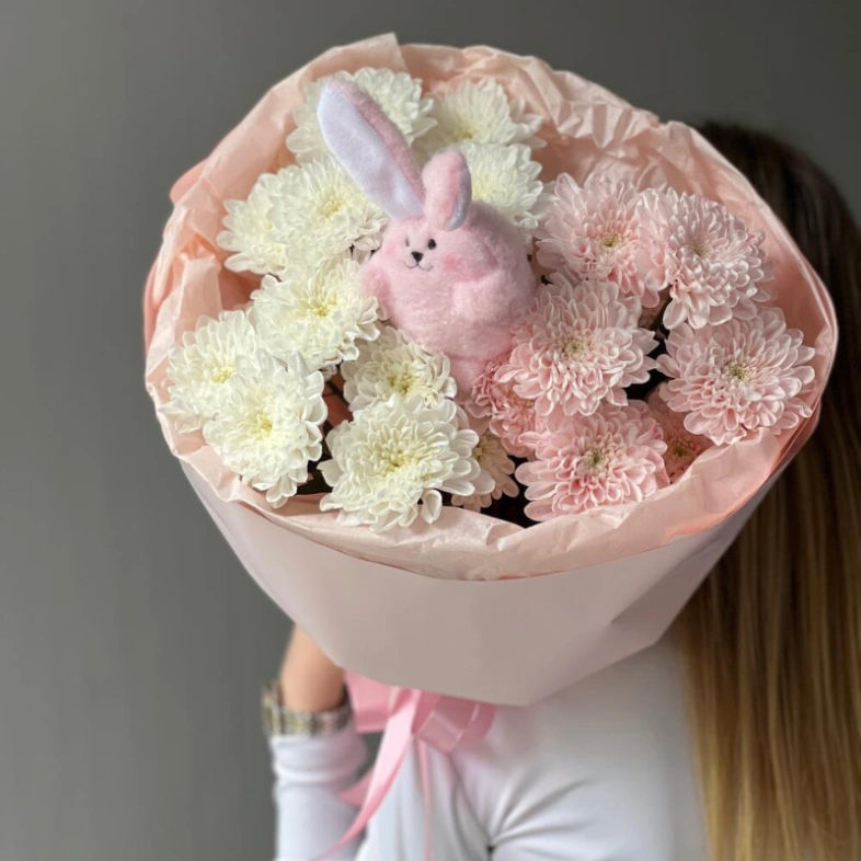 Хризантемы кустовые с зайкой 