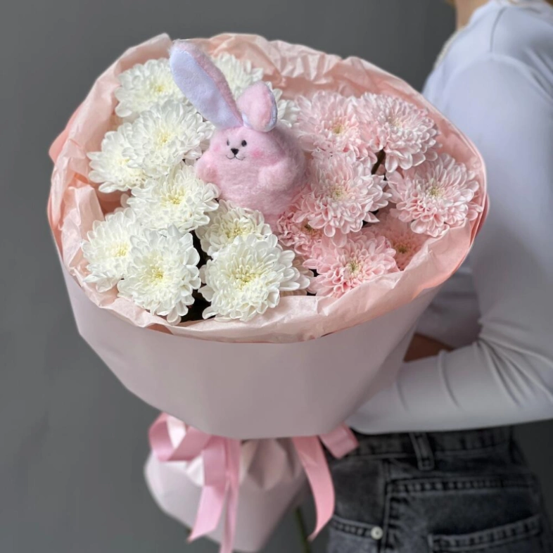 Хризантемы кустовые с зайкой 