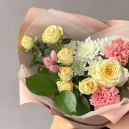 Пышный букет розы, хризантема, гвоздика 2