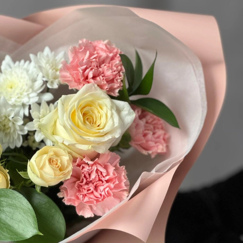 Пышный букет розы, хризантема, гвоздика