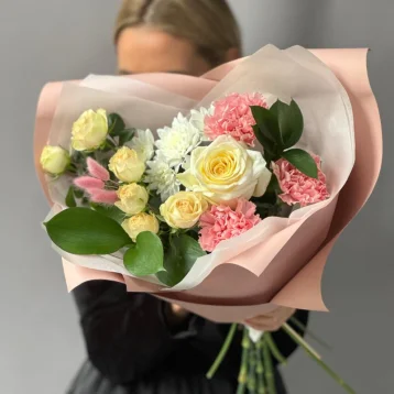 Пышный букет розы, хризантема, гвоздика