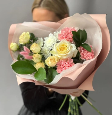 Пышный букет розы, хризантема, гвоздика