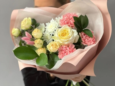 Пышный букет розы, хризантема, гвоздика