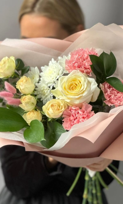 Пышный букет розы, хризантема, гвоздика