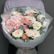 Воздушный букет с гортензией, кустовыми и одноголовыми розами , диантусами 1