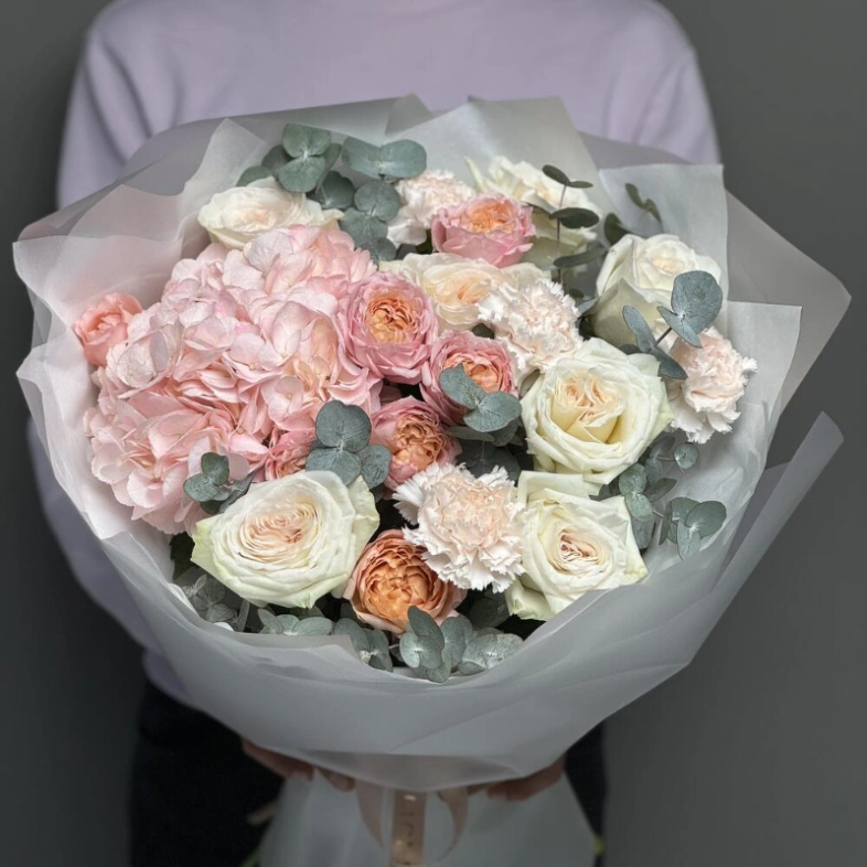 Воздушный букет с гортензией, кустовыми и одноголовыми розами , диантусами