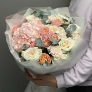 Воздушный букет с гортензией, кустовыми и одноголовыми розами , диантусами 4
