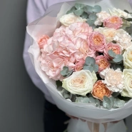 Воздушный букет с гортензией, кустовыми и одноголовыми розами , диантусами 2