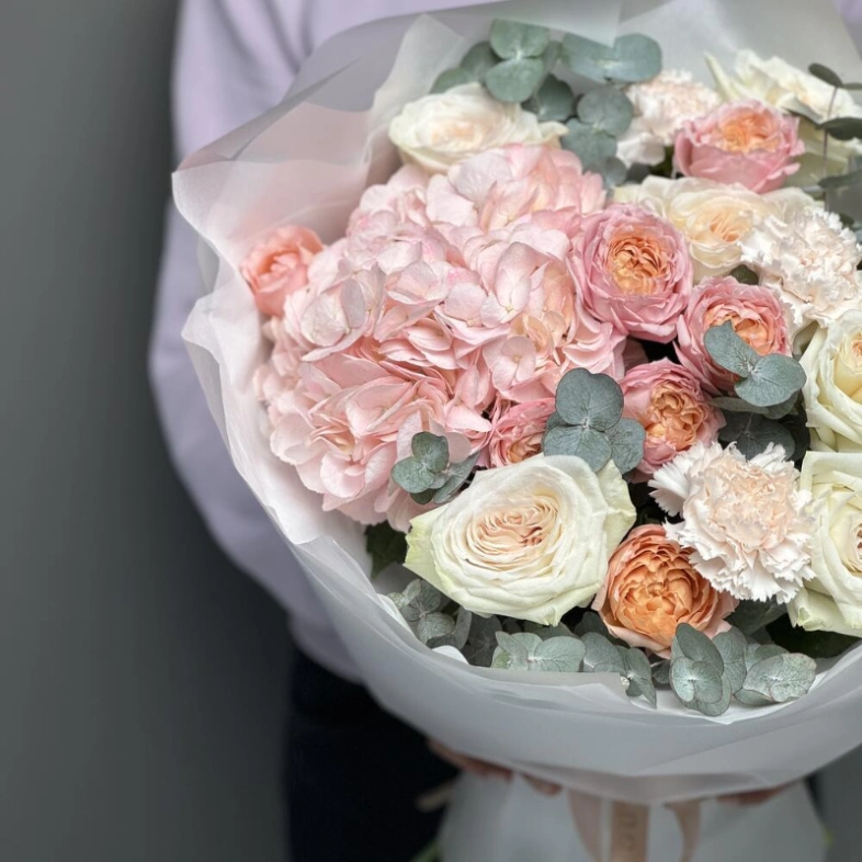Воздушный букет с гортензией, кустовыми и одноголовыми розами , диантусами