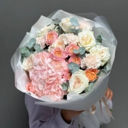 Воздушный букет с гортензией, кустовыми и одноголовыми розами , диантусами 0