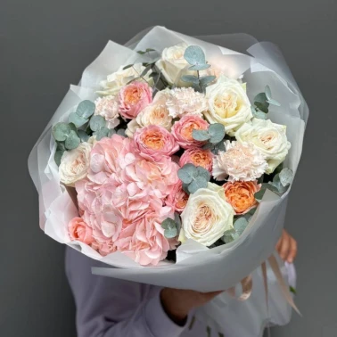Воздушный букет с гортензией, кустовыми и одноголовыми розами , диантусами