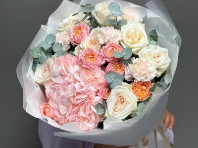 Воздушный букет с гортензией, кустовыми и одноголовыми розами , диантусами