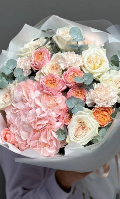 Воздушный букет с гортензией, кустовыми и одноголовыми розами , диантусами