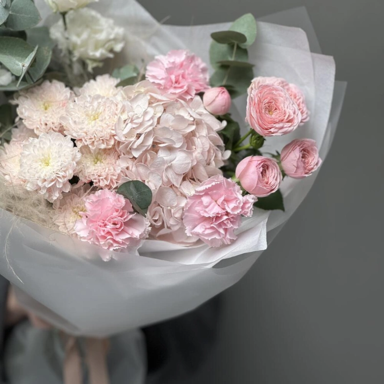 Воздушный букет с хризантемой и кустовыми розами