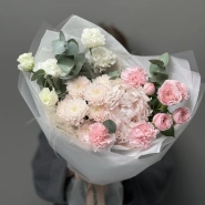 Воздушный букет с хризантемой и кустовыми розами 0