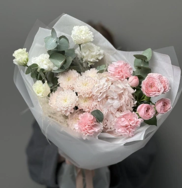 Воздушный букет с хризантемой и кустовыми розами