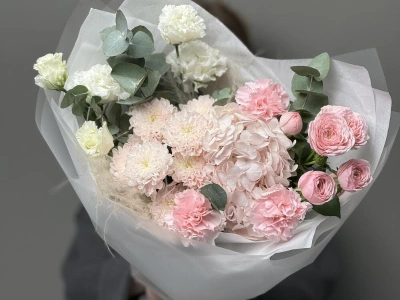 Воздушный букет с хризантемой и кустовыми розами